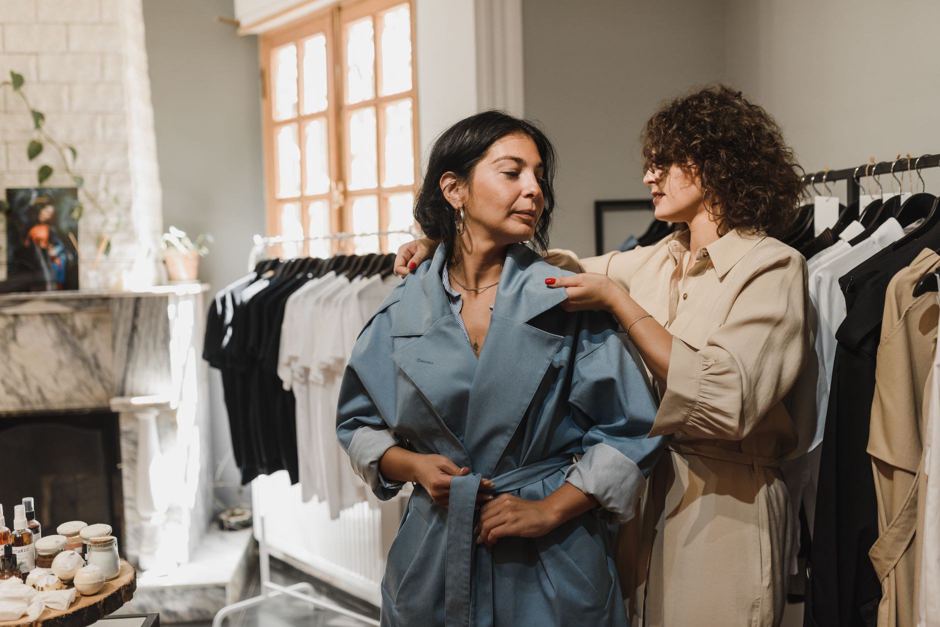 Vì sao shop thời trang nên đầu tư đồng phục nhân viên bán hàng