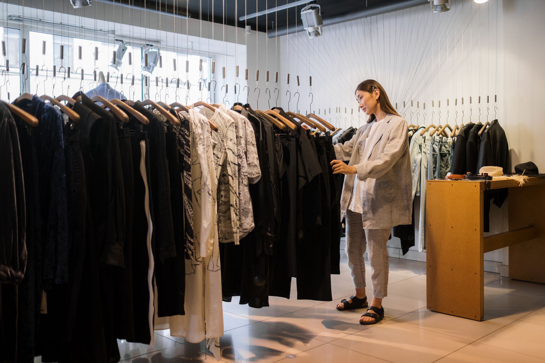 Ví dụ minh hoạ: shop áo thun và áo khoác