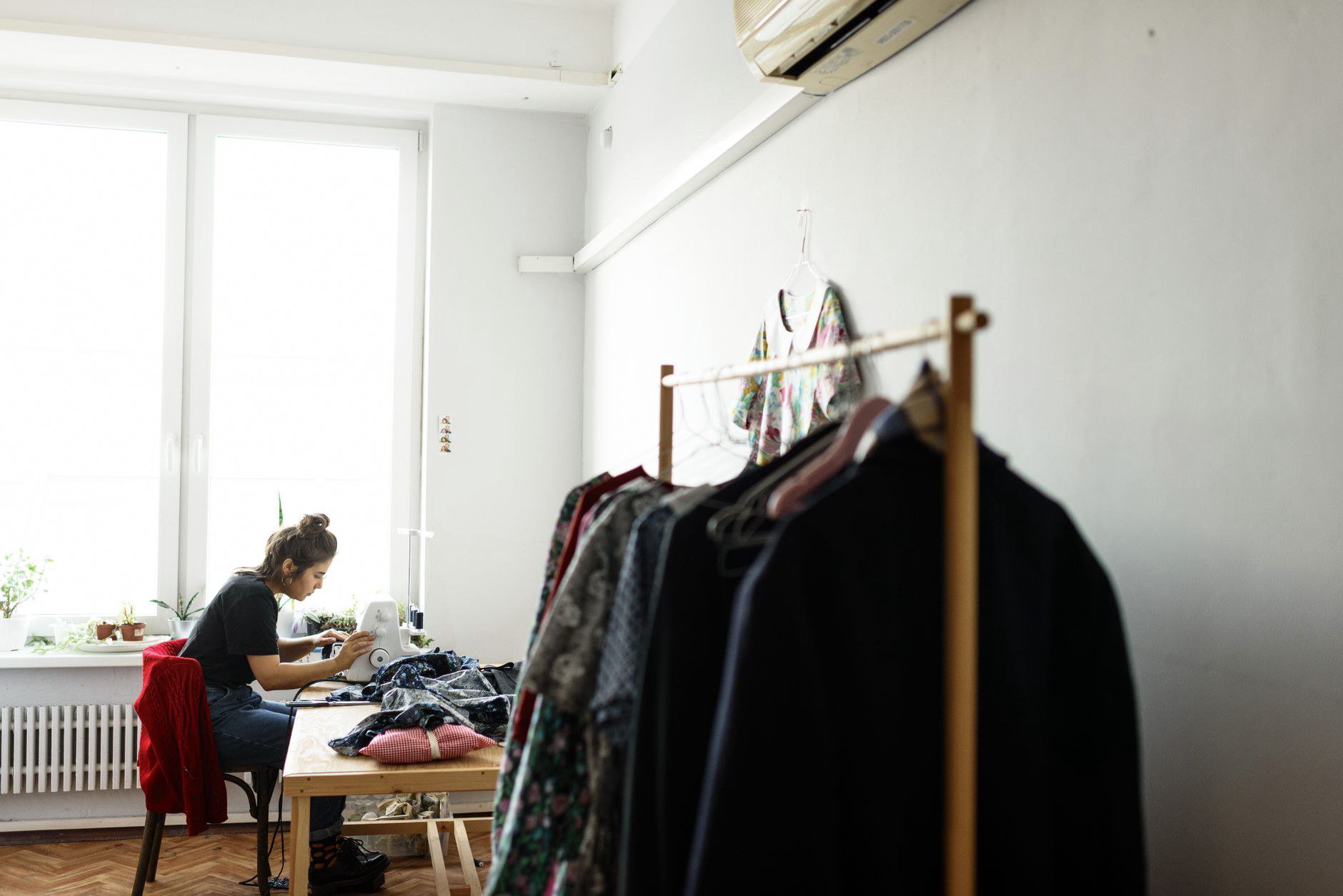 Giá treo quần áo là hạ tầng cơ bản tại các shop thời trang